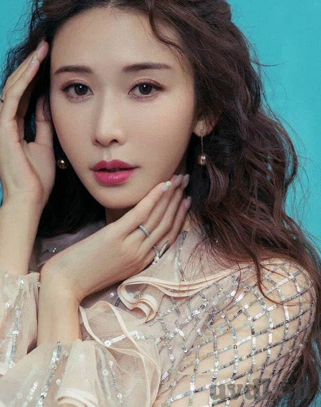 九色人妻-九色人妻，传统色彩与现代情感的交织
